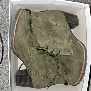 Chic Olive Lace-Up Heeled Boots